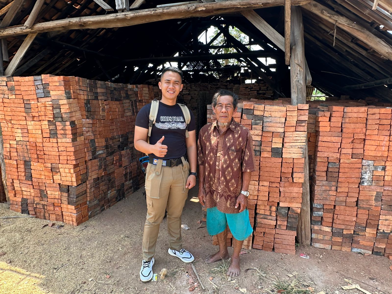Praja IPDN Menjelajahi Proses Pembuatan Bata Merah Bersama Pak H. Amir di Desa Cipinang!!!!